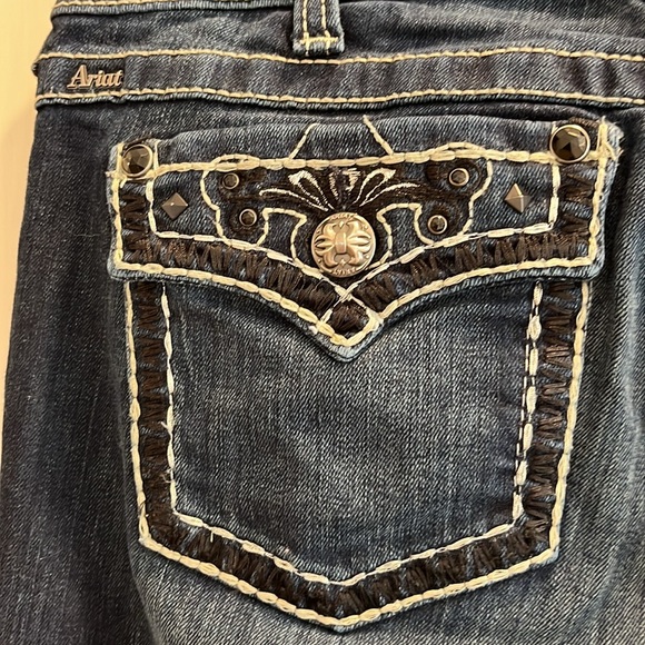 NWOT Ariat Ruby mid rise dark blue denim flare jeans with pocket embellishments - Picture 9 of 12